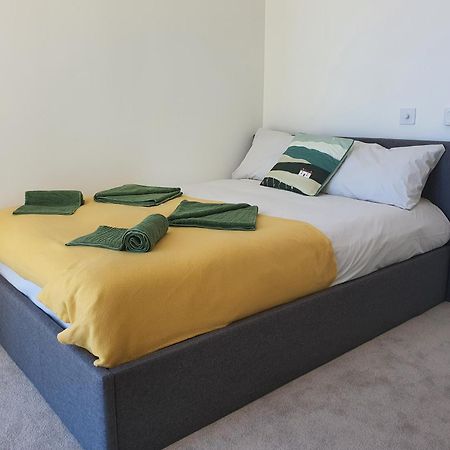 Cozy Room With Private Bathroom In Luxurious Flat 런던 외부 사진