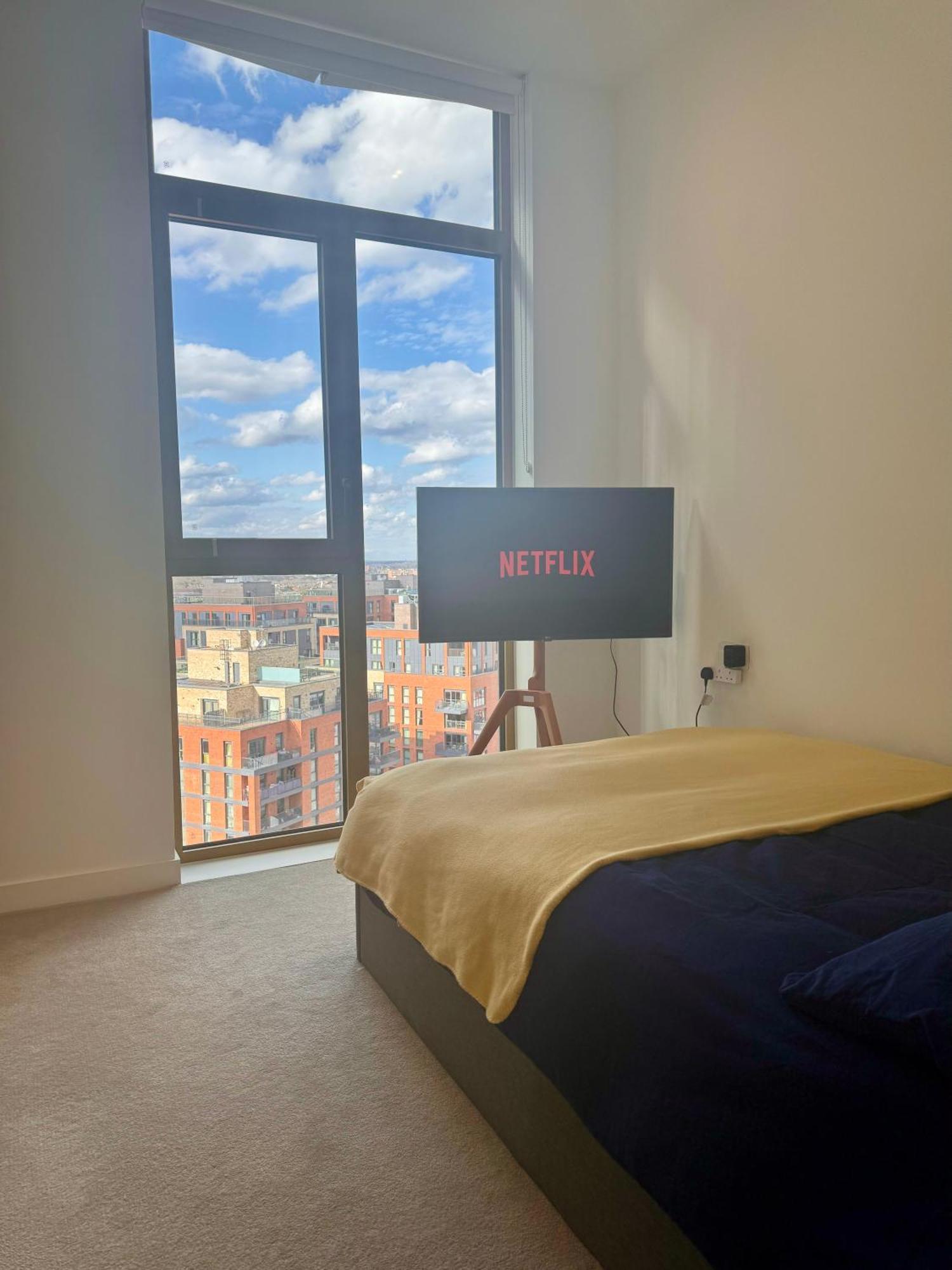Cozy Room With Private Bathroom In Luxurious Flat 런던 외부 사진
