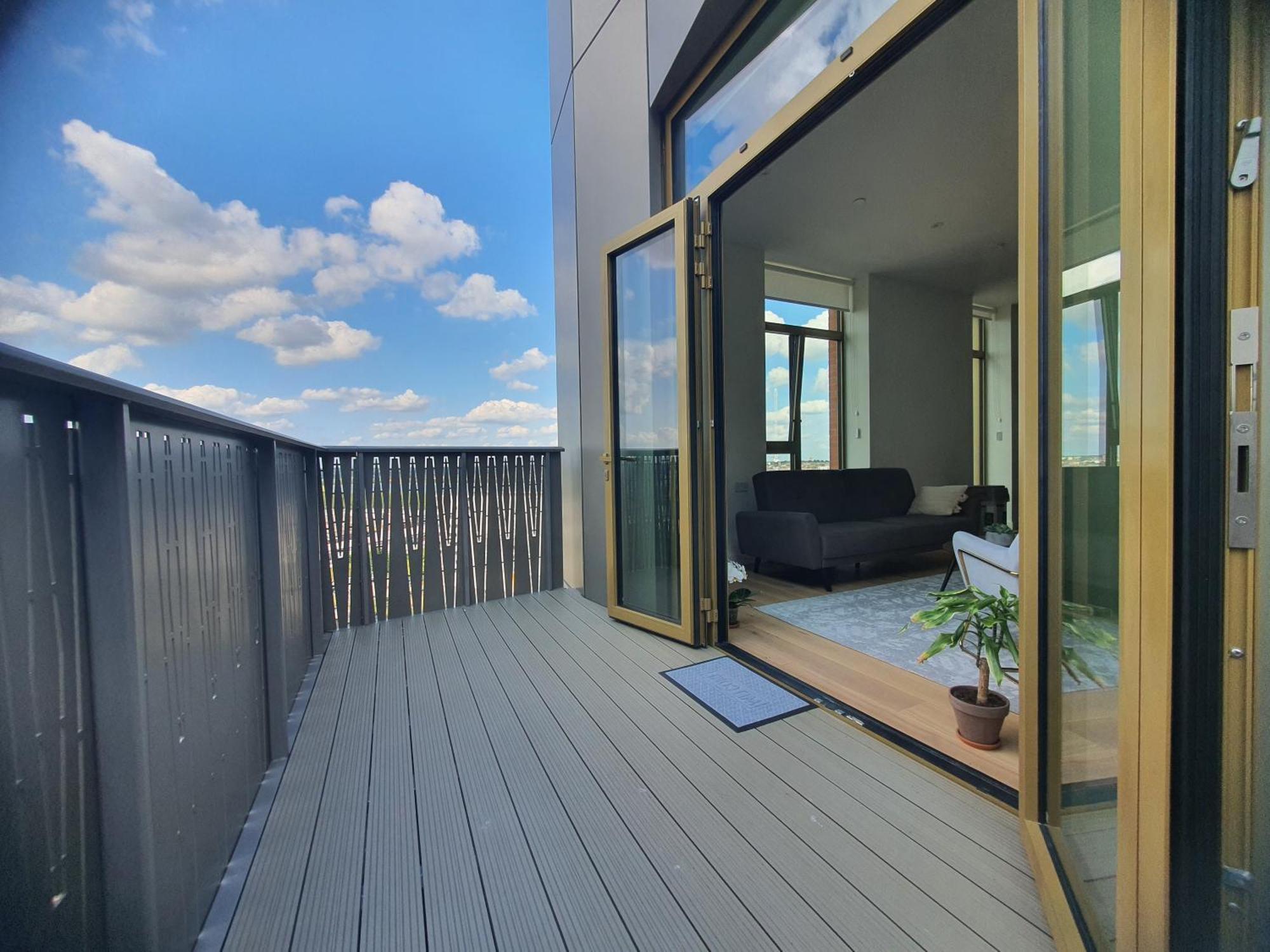 Cozy Room With Private Bathroom In Luxurious Flat 런던 외부 사진