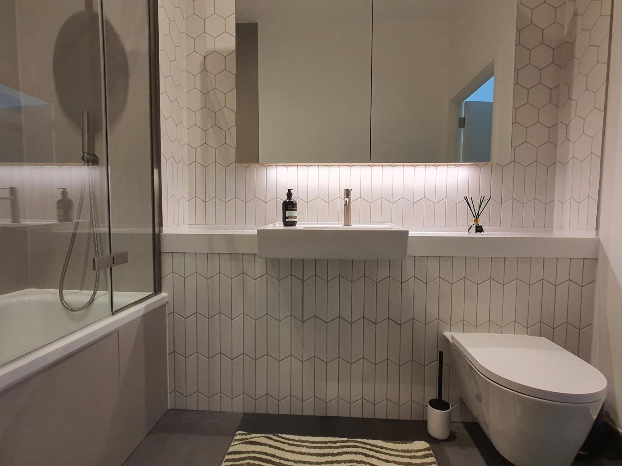Cozy Room With Private Bathroom In Luxurious Flat 런던 외부 사진
