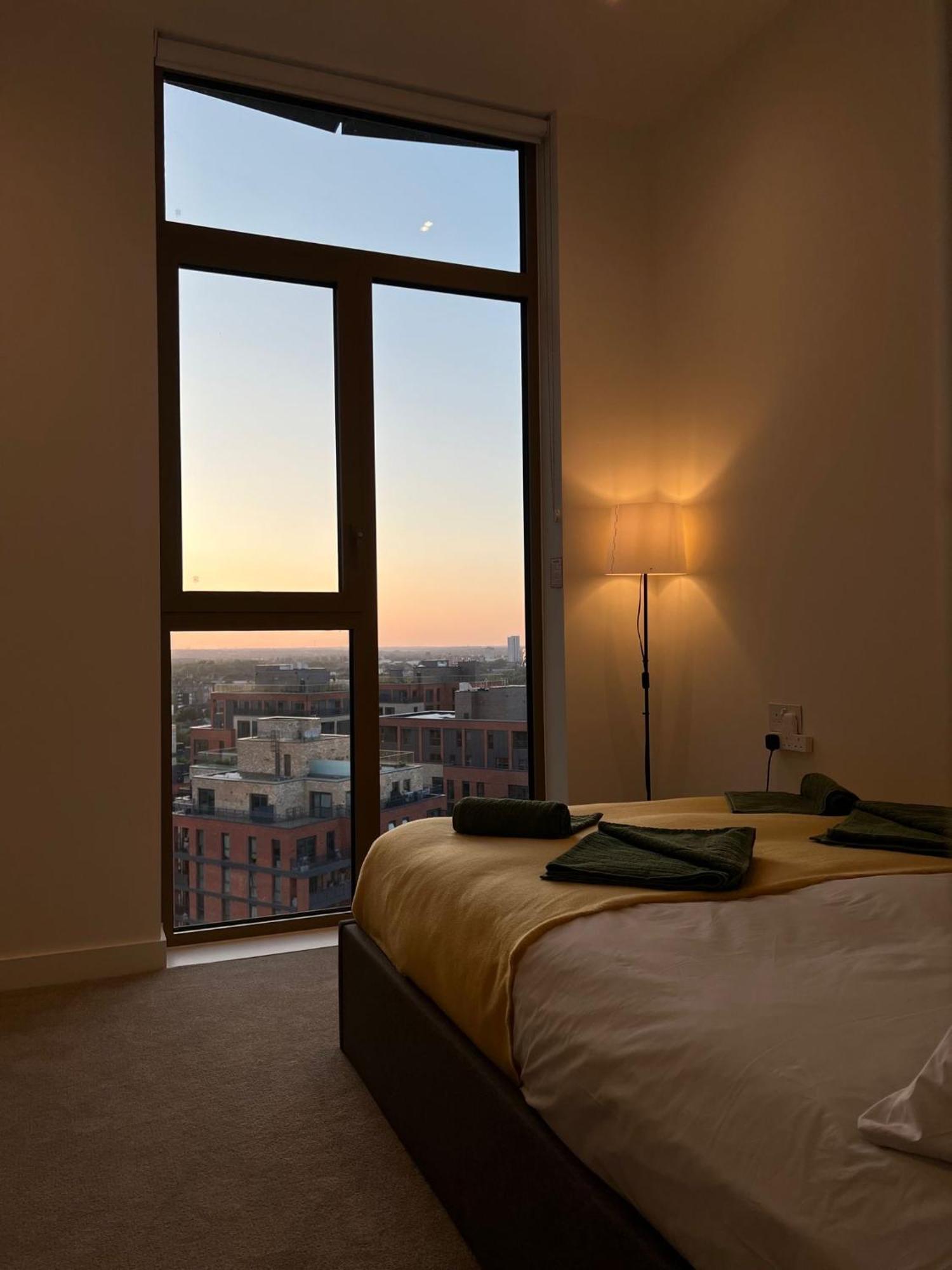 Cozy Room With Private Bathroom In Luxurious Flat 런던 외부 사진
