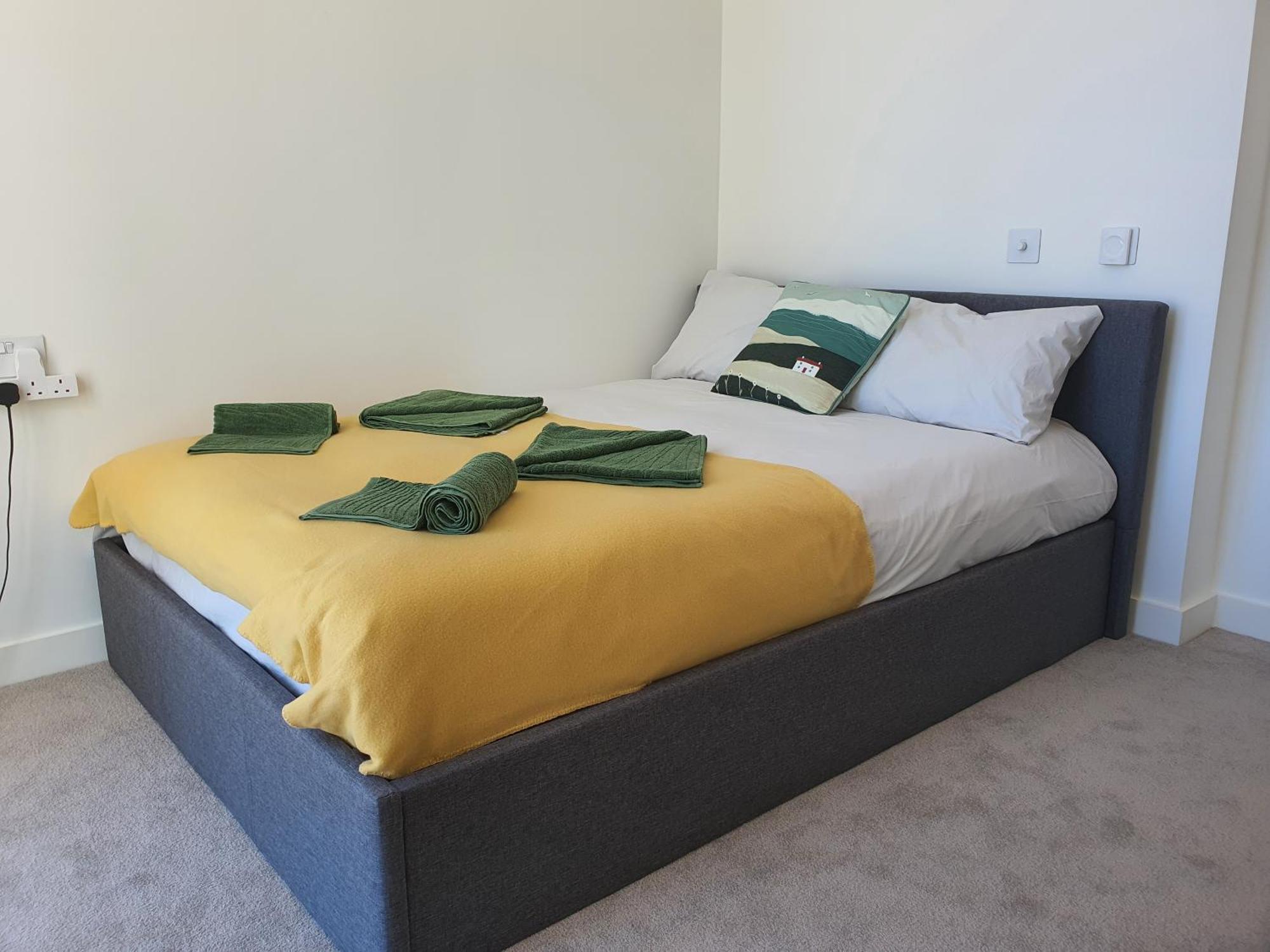 Cozy Room With Private Bathroom In Luxurious Flat 런던 외부 사진