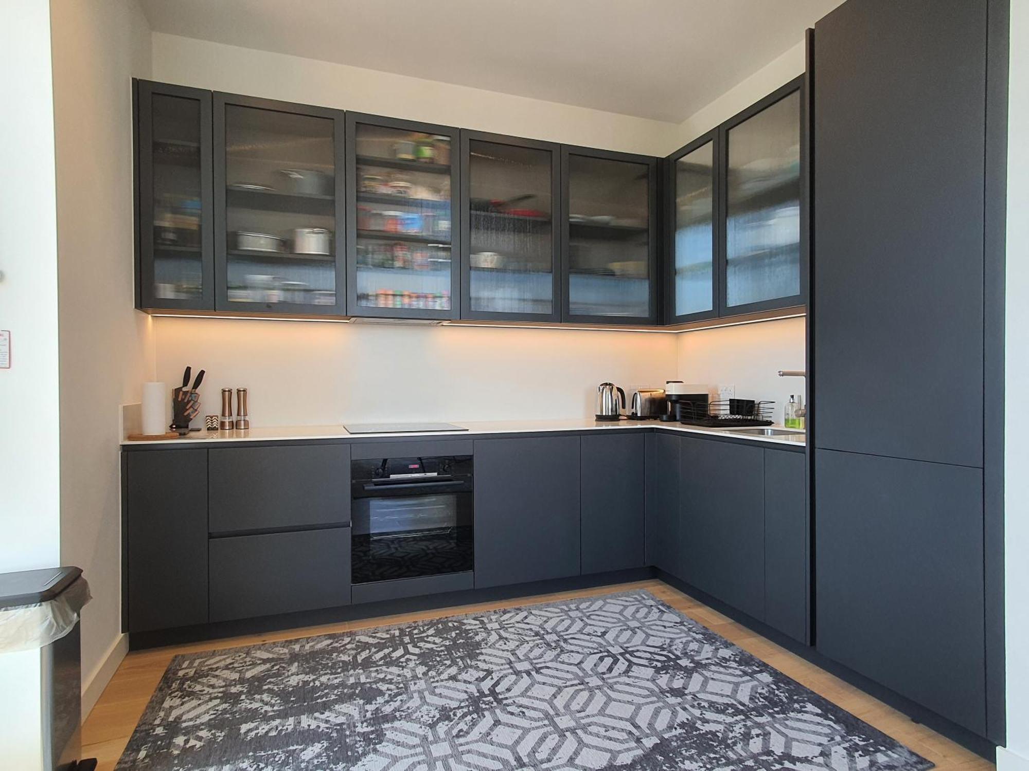 Cozy Room With Private Bathroom In Luxurious Flat 런던 외부 사진